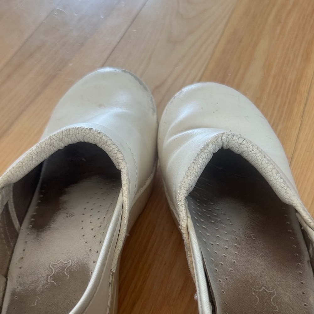 White Leather Dansko Clogs | Clean Classic Aesthetic | Size 37 - Picture 8 of 11